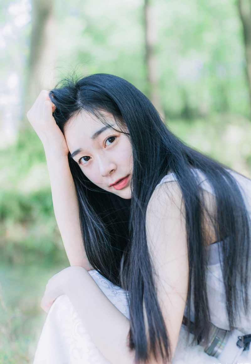 人允许一个陌生人的发迹，却不能容忍一个身边人的晋升。因为同一层次的人之间存在着对比利益的冲突，而与陌生人不存在这方面的问题。